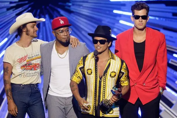 how tall is Bruno Mars
